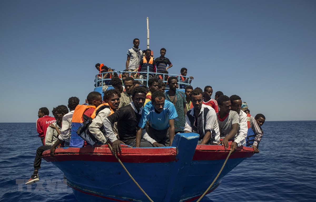 Người di cư chờ được giải cứu ở ngoài khơi Libya. (Ảnh: AFP/TTXVN)
