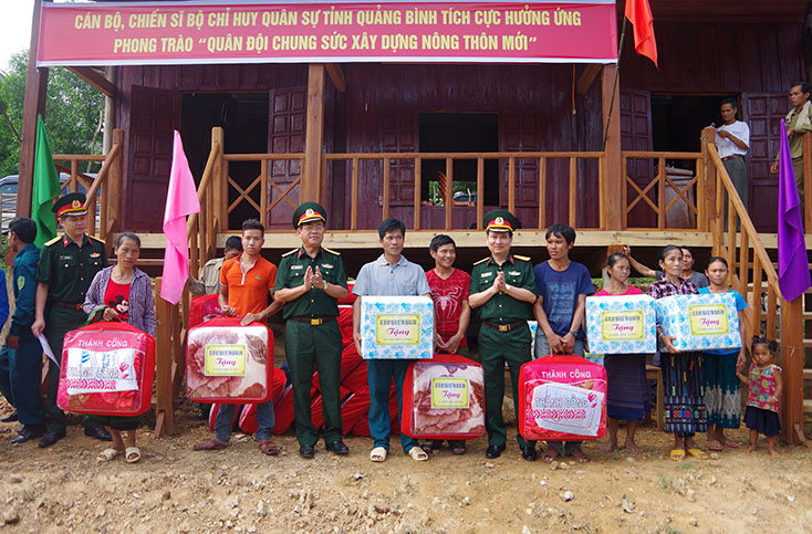 Thiếu tướng Nguyễn Văn Man (người bên phải) tặng quà đồng bào dân tộc xã Trọng Hóa, huyện Minh Hóa (thời điểm giữ chức Chỉ huy trưởng Bộ Chỉ huy Quân sự tỉnh Quảng Bình) 