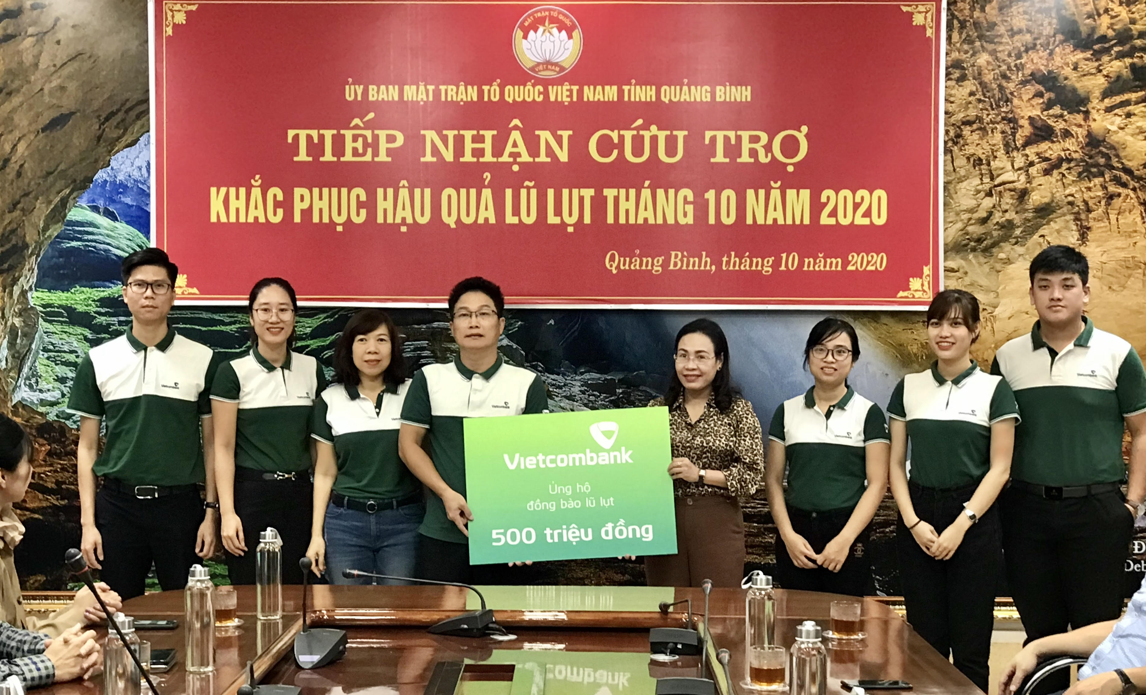   Đồng chí Phạm Thị Hân, Ủy viên Ban Thường vụ Tỉnh ủy, Chủ tịch Ủy ban MTTQVN tỉnh tiếp nhận ủng hộ khắc phục hậu quả mưa lũ từ Vietcombank Quảng Bình. 