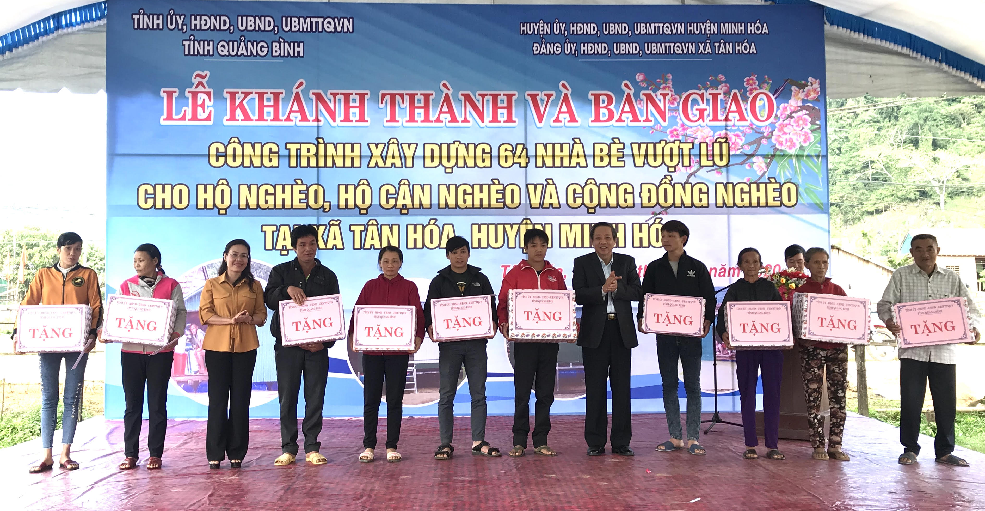  Các đồng chí lãnh đạo tỉnh tặng quà cho các hộ gia đình có hoàn cảnh đặc biệt khó khăn tại xã Tân Hóa, huyện Minh Hóa.