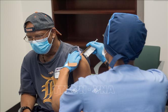  Nhân viên y tế tiêm thử nghiệm vaccine mRNA-1273 phòng COVID-19 trên tình nguyện viên tại Detroit, Michigan, Mỹ. Ảnh: AFP/TTXVN