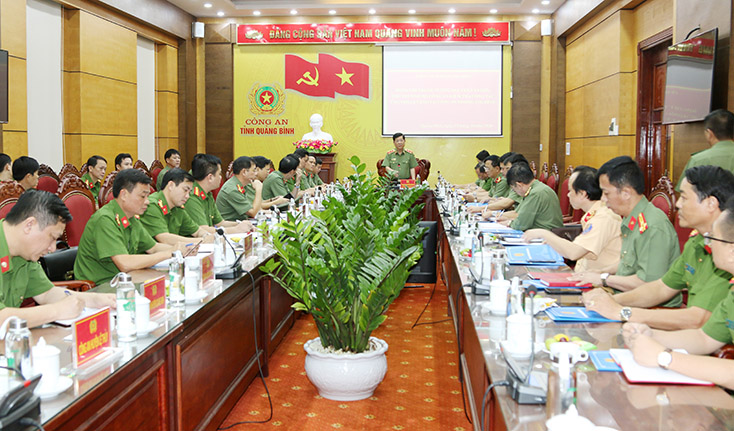  Đoàn công tác của Bộ Công an kiểm tra công tác ứng phó lụt bão tại Công an tỉnh Quảng Bình