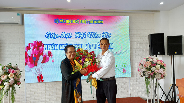 Đồng chí Phan Đình Tiến, Chủ tịch Hội Văn học-Nghệ thuật Quảng Bình tặng hoa chúc mừng hội viên nữ nhân kỷ niệm Ngày Phụ nữ Việt Nam.