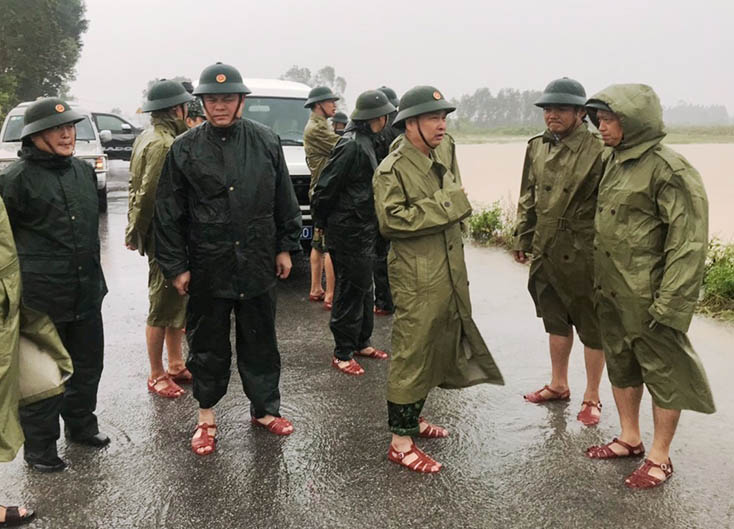 Thiếu tướng Nguyễn Văn Man và thành viên đoàn công tác hành quân bộ nỗ lực tiếp cận hiện trường sạt lở đất ở  Thủy điện Rào Trăng 3