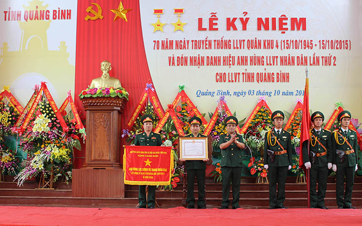 Thiếu tướng Nguyễn Văn Man và Đại tá Hoàng Xuân Vĩnh, Chính ủy Bộ CHQS tỉnh thay mặt CBCS LLVT Quảng Bình đón nhận danh hiệu cao quý Anh hùng Lực lượng vũ trang nhân dân lần thứ 2 do Đảng, Nhà nước tặng thưởng vào năm 2015