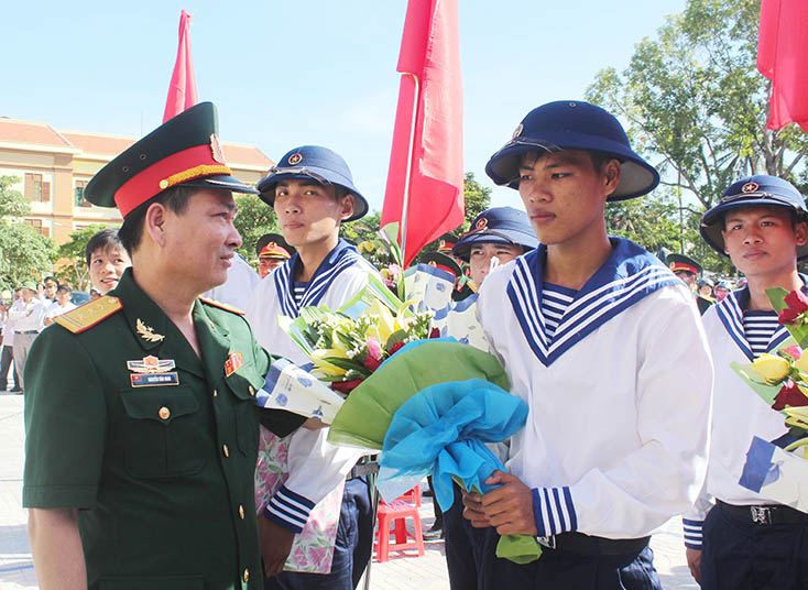 Thiếu tướng Nguyễn Văn Man động viên tân binh lên đường làm nhiệm vụ bảo vệ tổ quốc.