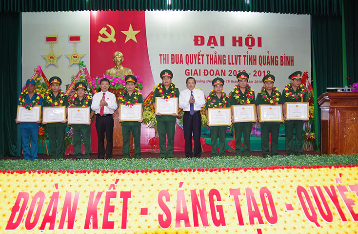 Lãnh đạo tỉnh Quảng Bình tặng Bằng khen cho Thiếu tướng Nguyễn Văn Man vì đã có thành tích xuất sắc trong thực hiện phong trào Thi đua quyết thắng LLVT tỉnh, giai đoạn 2013 - 2018