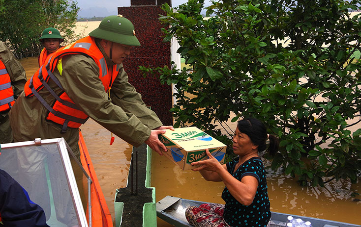 CBCS LLVT Quảng Bình vượt lũ hỗ trợ lượng thực, nước uống cho người dân huyện Quảng Ninh