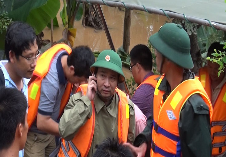 Thiếu tướng Nguyễn Văn Man chỉ đạo công tác giải cứu hành khách nước ngoài mắc kẹt tại Ga Lệ Sơn trong trận lũ năm 2016