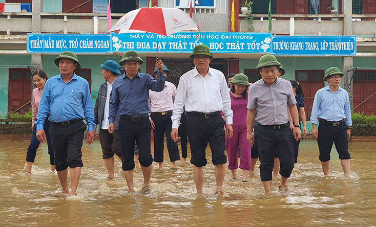 Đồng chí Trưởng Ban Nội chính Trung ương và đoàn công tác kiểm tra tình hình mưa lũ tại Trường tiểu học Đại Phong