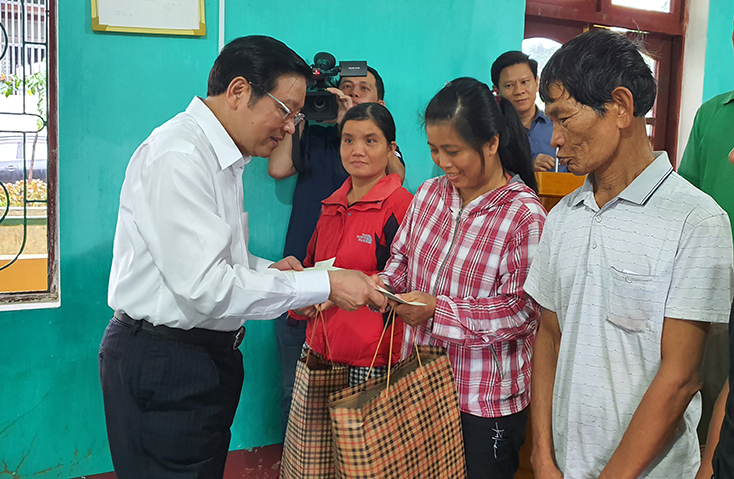 Đồng chí Trưởng Ban Nội chính Trung ương tặng quà cho các hộ dân bị thiệt hại bởi mưa lũ