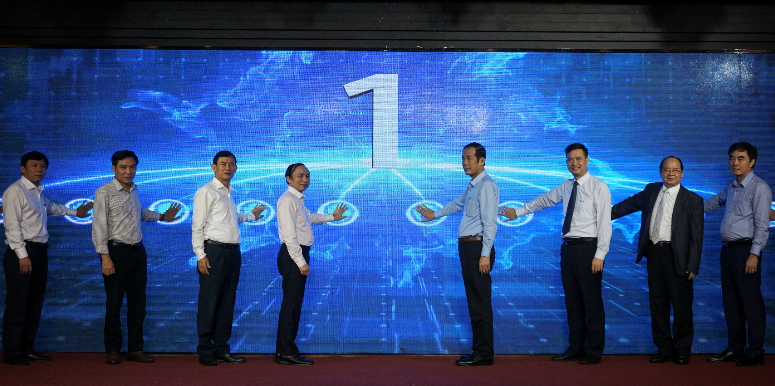 Các đại biểu nhấn nút công bố chính thức các hệ thống cơ bản nền tảng CQĐT tỉnh Quảng Bình.