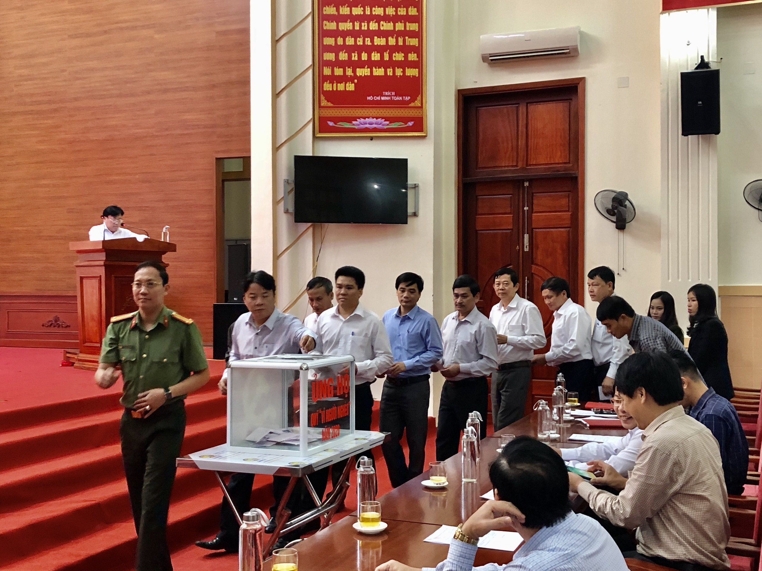 Các đại biểu tham dự lễ phát động đóng góp vào nguồn quỹ “Vì người nghèo” huyện Minh Hóa.