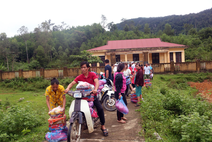 Người dân bản Phú Minh, xã Thượng Hóa cũng được nhận hàng cứu trợ lũ lụt từ Hội đồng hương huyện Bố Trạch