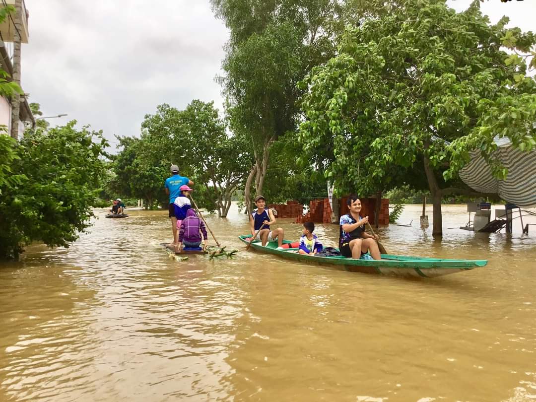 Người dân Lệ Thủy đón lũ. Ảnh: Lâm Quang Tý