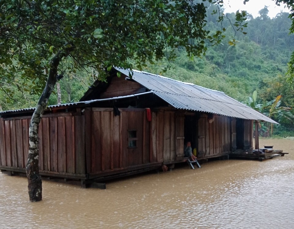 Những ngôi nhà đồng bào vân Kiều trên biên giới Làng Ho vẫn bị ngập sâu trong nước lũ.