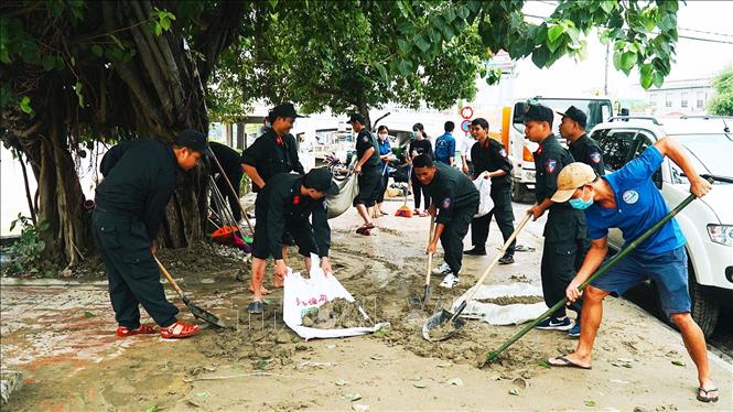 Ban Thường vụ Tỉnh Đoàn Thừa Thiên - Huế đã huy động lực lượng đoàn viên thanh niên trên địa bàn tỉnh ra quân tập trung hỗ trợ người dân khắc phục hậu quả sau lũ lụt. Ảnh: TTXVN phát