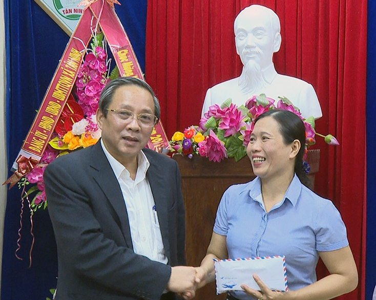 Đồng chí Phó Trưởng Ban Tổ chức Trung ương Hoàng Đăng Quang trao quà cho Trường Tiểu học Tân Ninh
