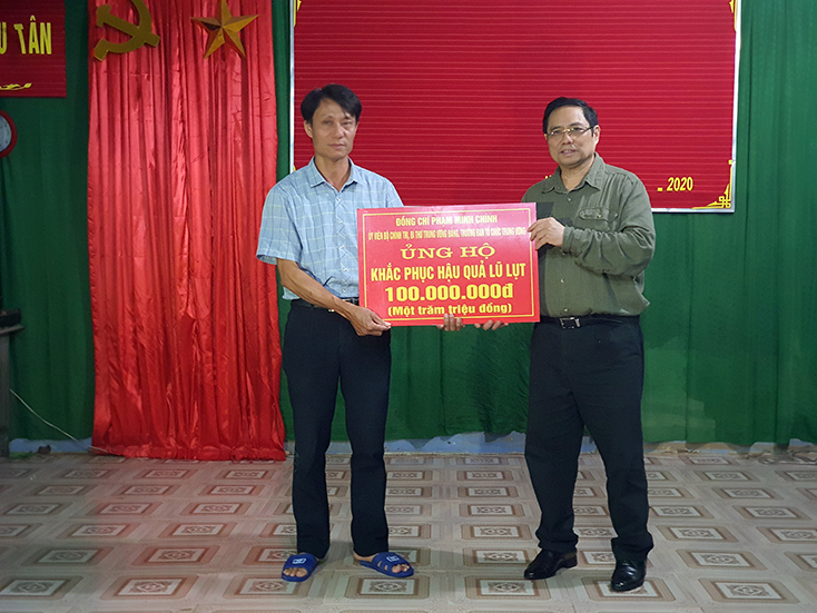 Đồng chí Trưởng Ban Tổ chức Trung ương Phạm Minh Chính tặng quà cho xã Tân Ninh