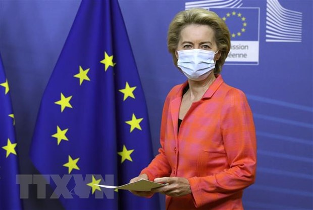 Chủ tịch Ủy ban châu Âu Ursula von der Leyen (trong ảnh) rời khỏi Hội nghị thượng đỉnh EU ngay sau khi khai mạc hôm 15-10 do một nhân viên của bà có kết quả xét nghiệm dương tính với virus SARS-CoV-2. (Ảnh: AFP/TTXVN)