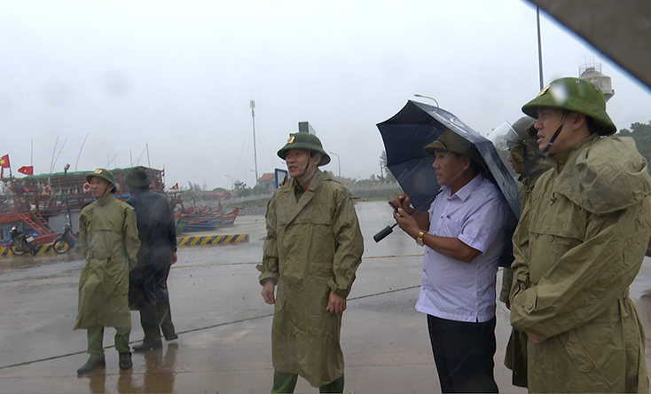 Đại tá Trần Quang Hiếu, Phó Giám đốc Công an tỉnh và đoàn công tác kiểm tra tại khu neo đậu tàu thuyền tại xã Bảo Ninh, TP. Đồng Hới.