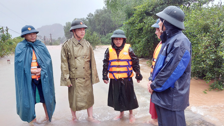 Lãnh đạo huyện Tuyên Hóa kiểm tra công tác phòng chống lũ tại một số địa phương.