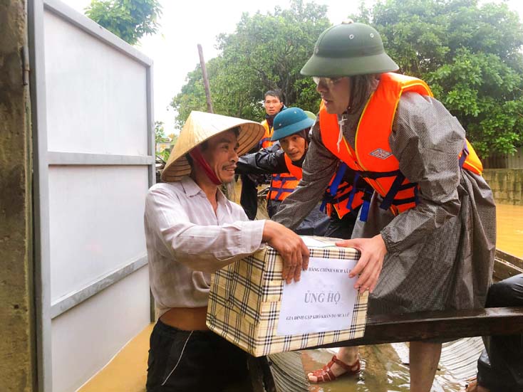Đoàn từ thiện NHCSXH Việt Nam đến thăm gia đình anh Hoàng Trọng Phú ở thôn Trần Xá, xã Hàm Ninh, huyện Quảng Ninh