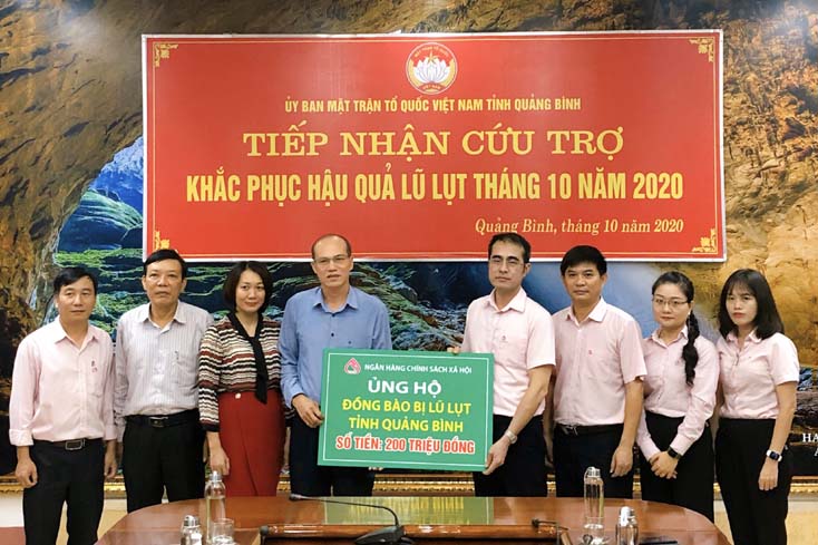 Ngân hàng Chính sách xã hội Việt Nam trao 200 triệu đồng ủng hộ bà con vùng lũ Quảng Bình