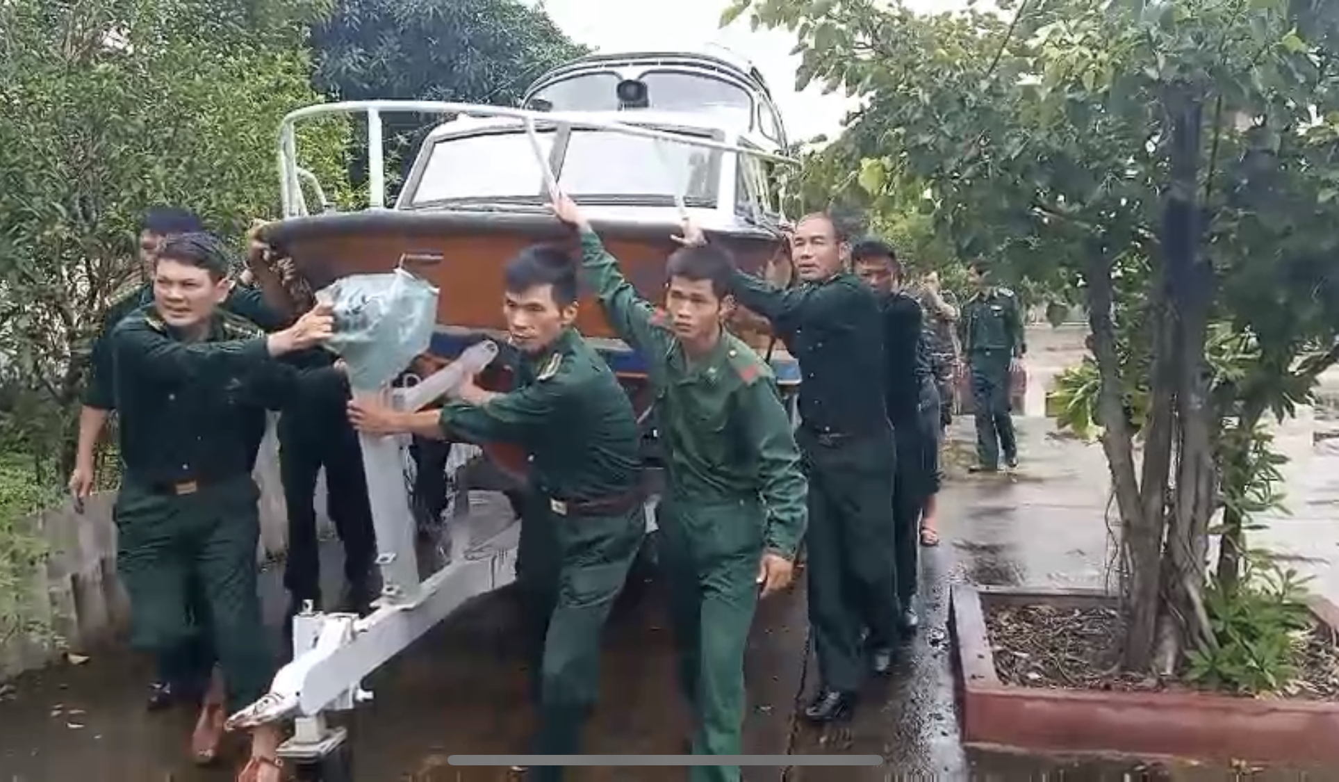 Trước tình hình cấp bách của mưa lũ, Bộ đội Biên phòng Quảng Bình đã huy động thêm lực lượng, phương tiện khẩn trương đến vùng ngập lụt sâu, giúp nhân dân vượt qua mưa lũ.
