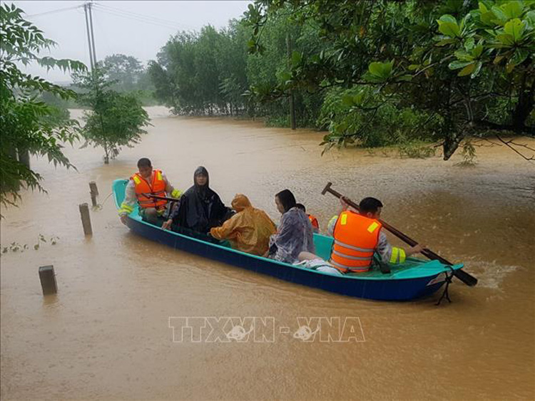  Di chuyển người dân ra khỏi khu vực ngập lũ tại huyện Cam Lộ (Quảng Trị). Ảnh: Thanh Thủy/TTXVN