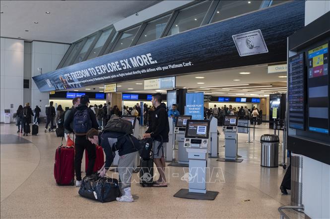 Hành khách ở sân bay JFK ở New York, Mỹ. Ảnh: AFP/TTXVN