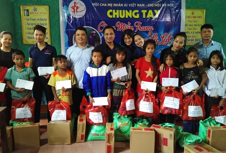 Đại diện Hội cha mẹ nhân ái Việt Nam trao quà cho các em học sinh Trường PTDT nội trú Bố Trạch.