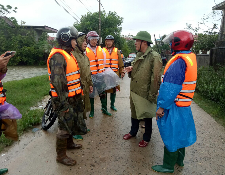 Ông Nguyễn Ngọc Tuấn, Chủ tịch UBND huyện Bố Trạch và các thành viên UBND huyện chỉ đạo công tác vận chuyển, dự trữ hàng hóa phòng khi tình hình lũ lụt chia cắt dài ngày tại các địa phương bị chia cắt