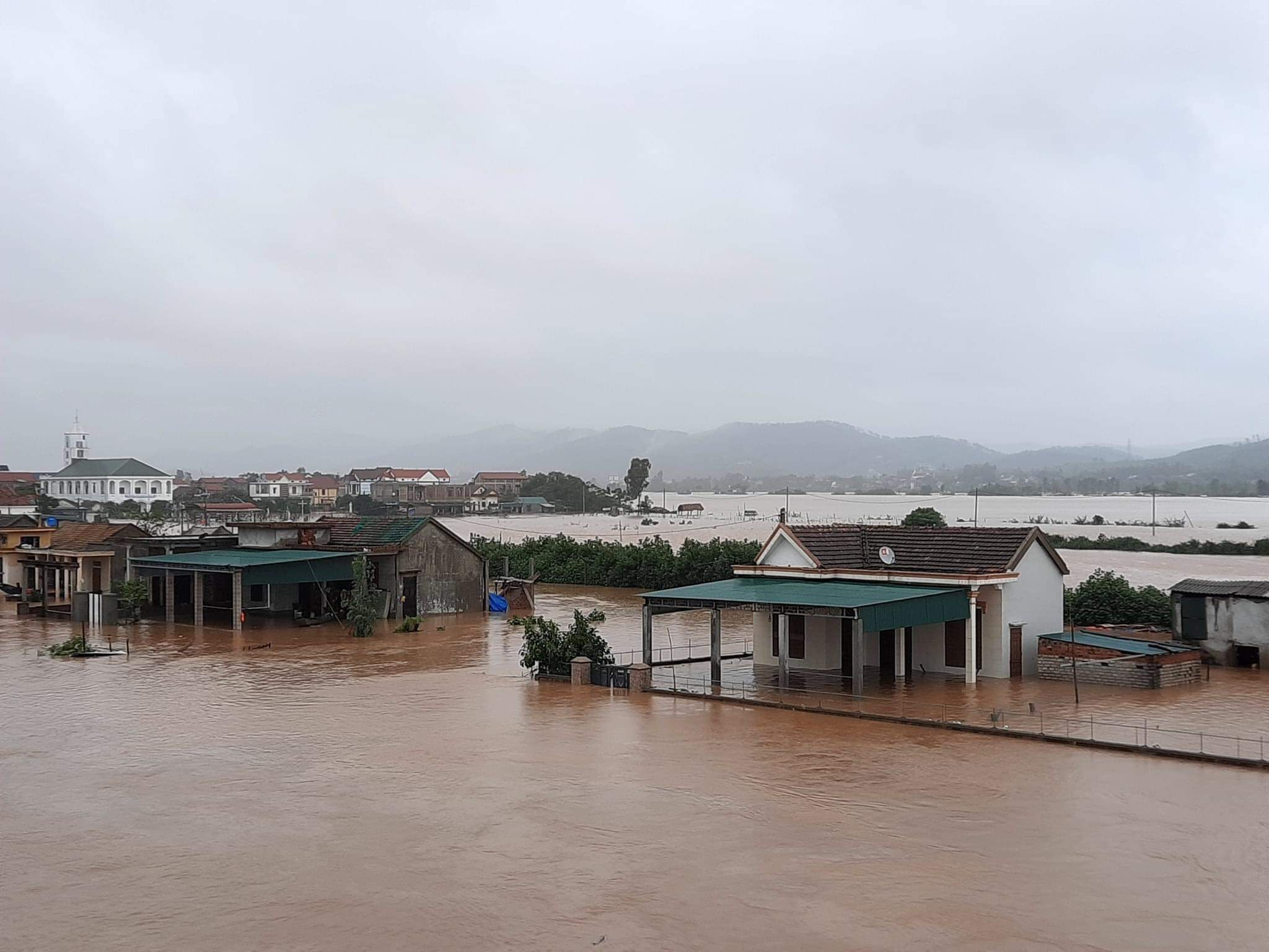 Gần 3.700 ngôi nhà bị ngập sau trong nước lũ