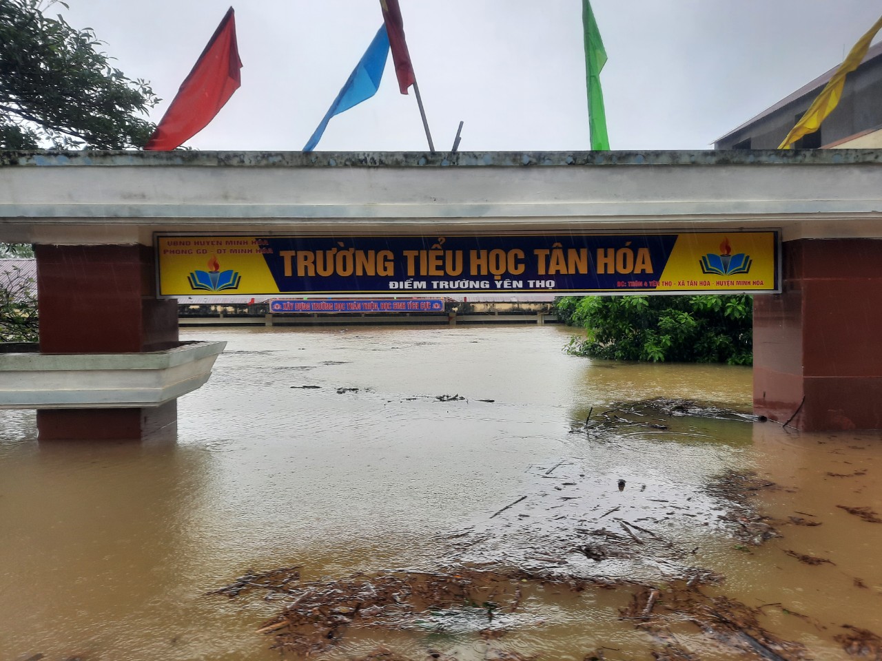 Trường Tiểu học xã Tân Hóa đã chìm trong biển nước.