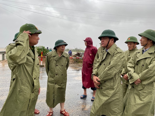 Đồng chí Phó Chủ tịch UBND tỉnh Trần Phong chỉ đạo công tác ứng phó mưa lũ tại xã Quảng Hải (TX.Ba Đồn).