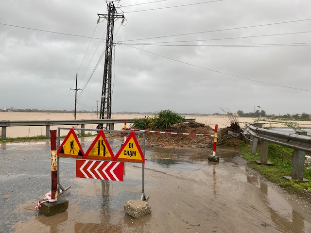 Chính quyền xã Quảng Hải (TX.Ba Đồn) đặt biển cảnh báo ngập lụt tại tuyến đường giao thông liên xã qua địa bàn.