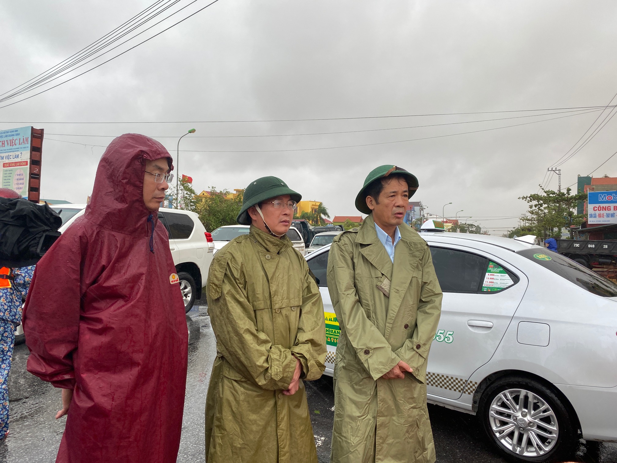 Đồng chí Chủ tịch UBND tỉnh Trần Công Thuật chỉ đạo công tác ứng phó mưa lũ tại huyện Quảng Ninh.