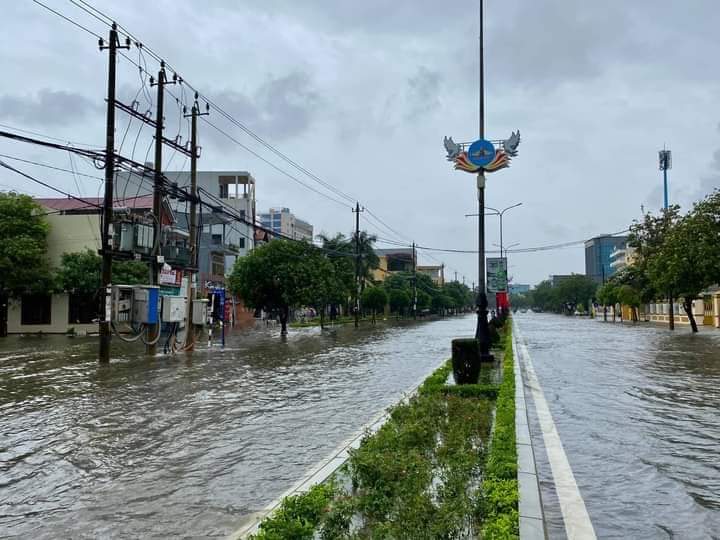 Một số tuyến đường trên địa bàn thành phố xảy ra ngập úng đô thị nghiêm trọng.