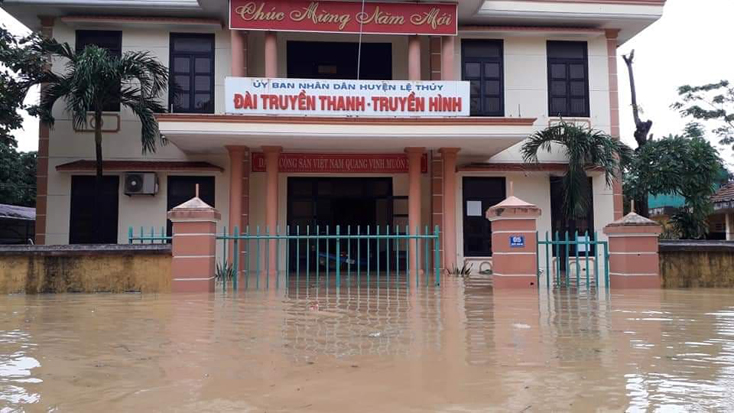 Nhiều nhà dân, trụ sở làm việc, đường sá tại huyện Lệ Thủy bị ngập sâu trong lũ