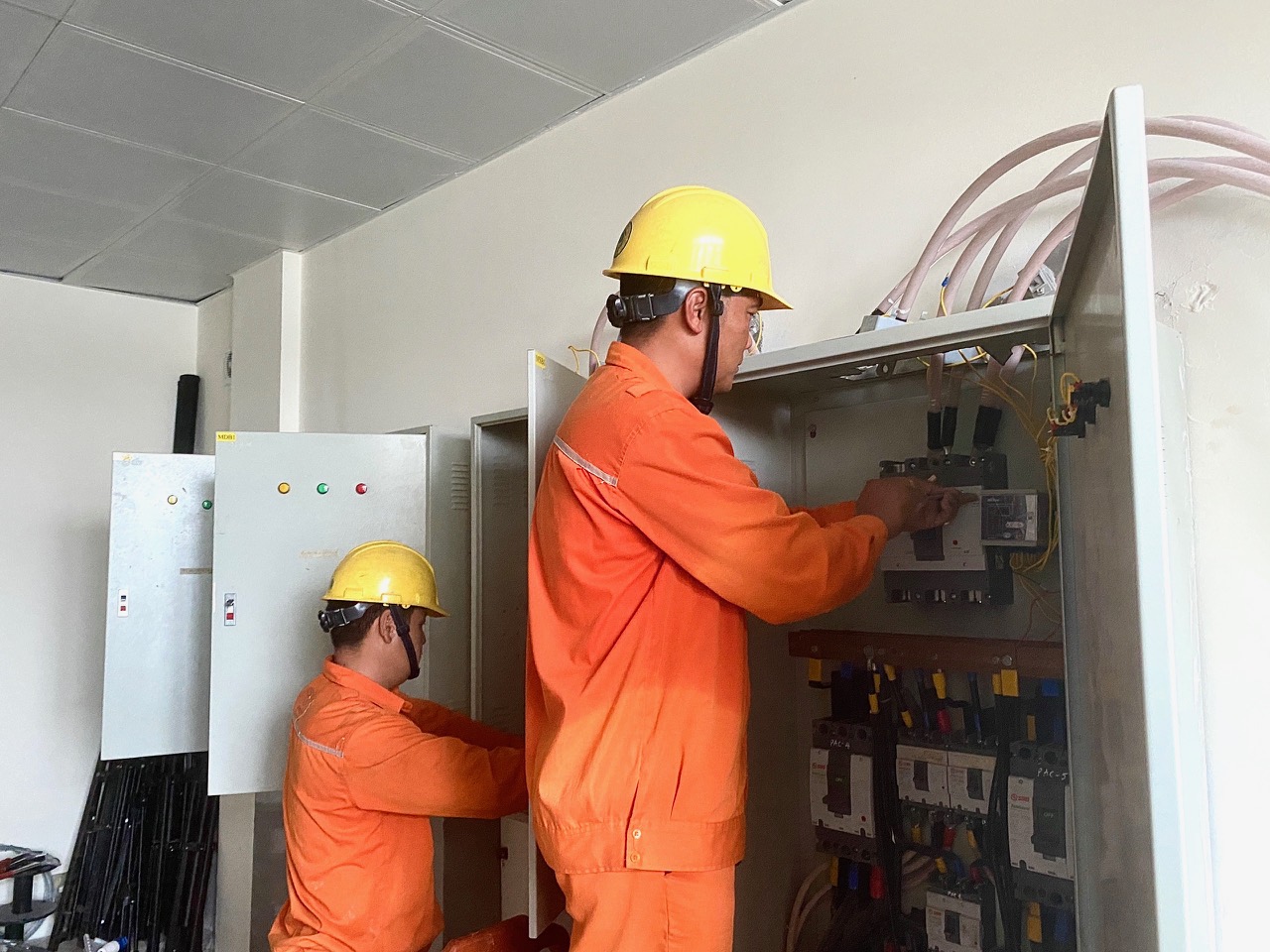 Công nhân PC Quảng Bình kiểm tra hệ thống máy biến áp bảo đảm cấp điện phực vụ Đại hội Đảng bộ tỉnh Quảng Bình khóa XVII, nhiệm kỳ 2020-2025.