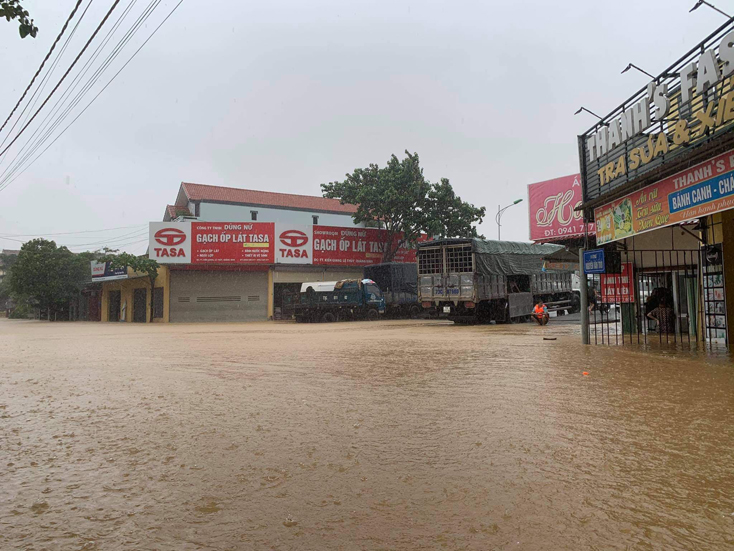 Nhiều nhà dân, trụ sở làm việc, đường sá tại huyện Lệ Thủy bị ngập sâu trong lũ