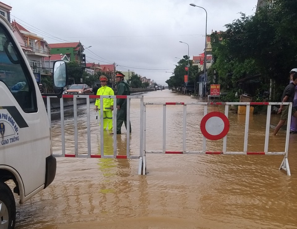 Lực lượng công an và chính quyền địa phương đã bố trí người canh gác và biển cảnh báo nguy hiểm, cấm đường những khu vực ngập sâu