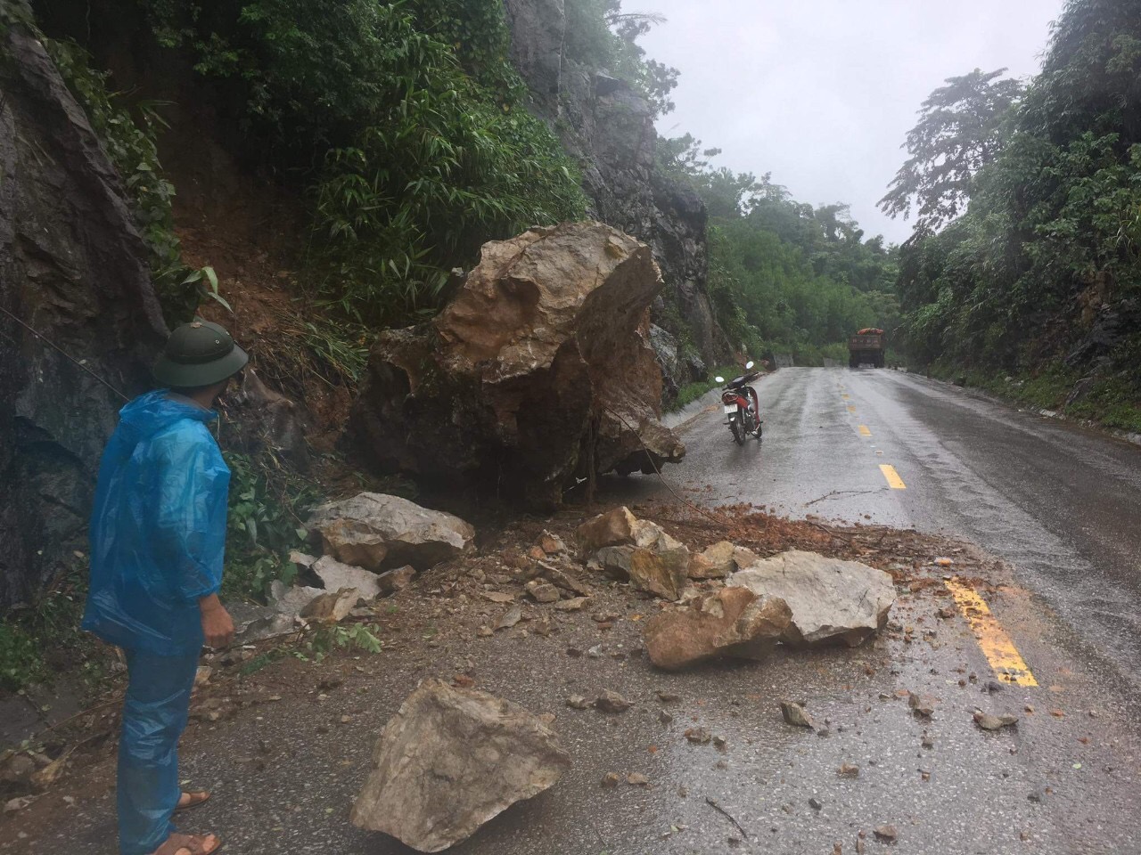 Nhiều đoạn đường trên địa bàn huyện Minh Hóa bị sạt lở nghiêm trọng