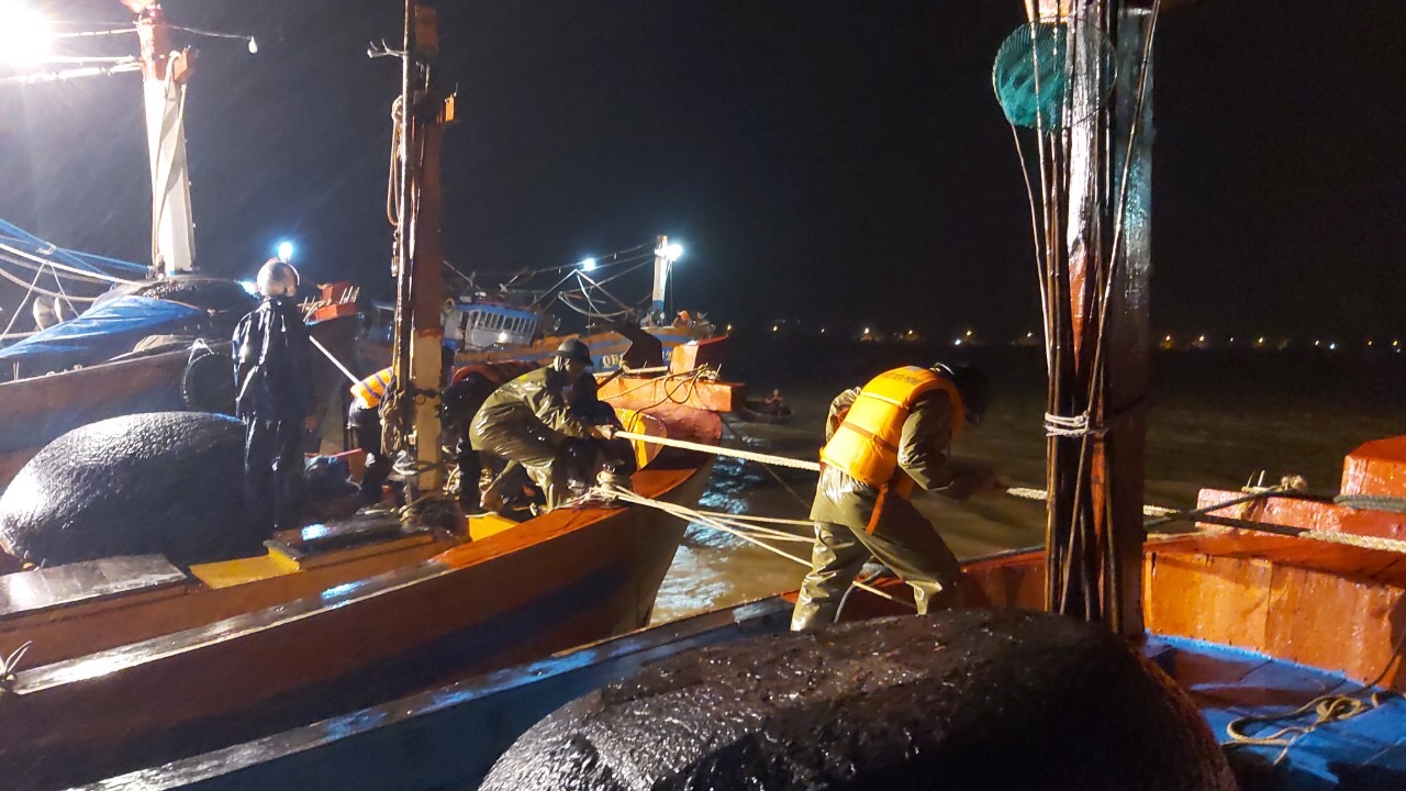 Trong đêm tối, BĐBP hỗ trợ ngư dân đưa tàu gặp nạn về neo đậu an toàn