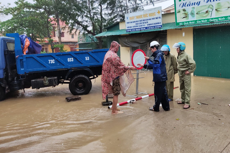 Lực lượng bảo vệ rào chắn các tuyến đường ngập sâu.