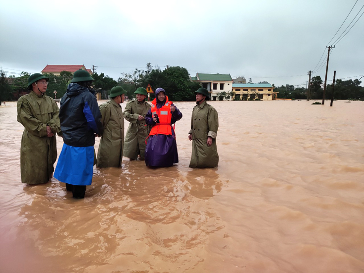 Lãnh đạo tỉnh, huyện kiểm tra công tác ứng phó mưa lũ trên địa bàn.