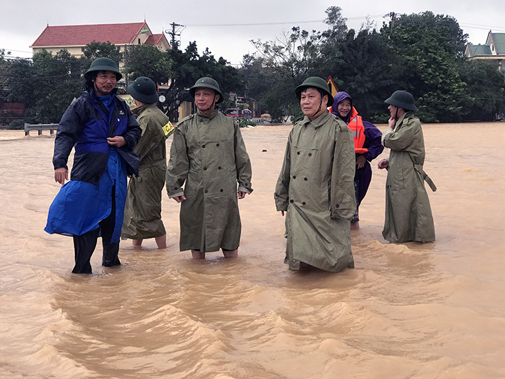 Đồng chí Bí thư Tỉnh ủy Vũ Đại Thắng kiểm tra tình hình mưa lũ tại xã Tân Ninh (huyện Quảng Ninh)