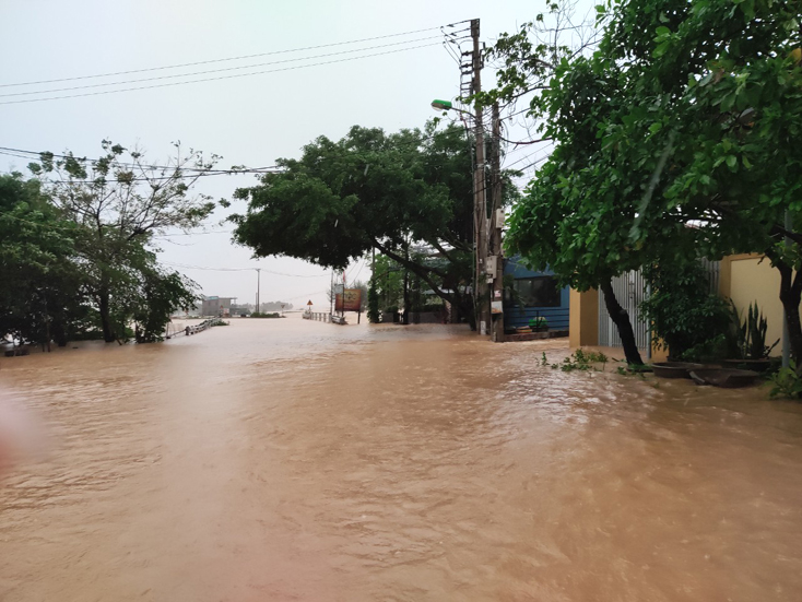 Tính đến 16h ngày 18-10, mưa lũ trên diện rộng làm ngập trên 13.000 ngôi nhà ở Quảng Ninh.