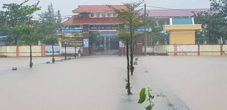 Trường tiểu học Quảng Thanh, huyện Quảng Trạch ngập nước vào chiều 18-10.